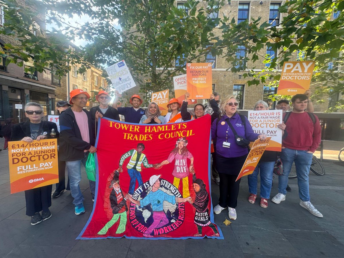 Tower Hamlets UNISON (@unison_th) on Twitter photo They say the sun shines on the righteous – & the sun certainly was shining on the junior Doctor's picket line outside the Royal London this morning. UNISON, <a href="/TowerHamletsTC/">Tower Hamlets Trades Council</a> & <a href="/ApsanaBegumMP/">Apsana Begum MP</a> joined the Drs to show solidarity with their claim for pay restoration. Go Docs! They say the sun shines on the righteous – & the sun certainly was shining on the junior Doctor's picket line outside the Royal London this morning. UNISON, <a href="/TowerHamletsTC/">Tower Hamlets Trades Council</a> & <a href="/ApsanaBegumMP/">Apsana Begum MP</a> joined the Drs to show solidarity with their claim for pay restoration. Go Docs!