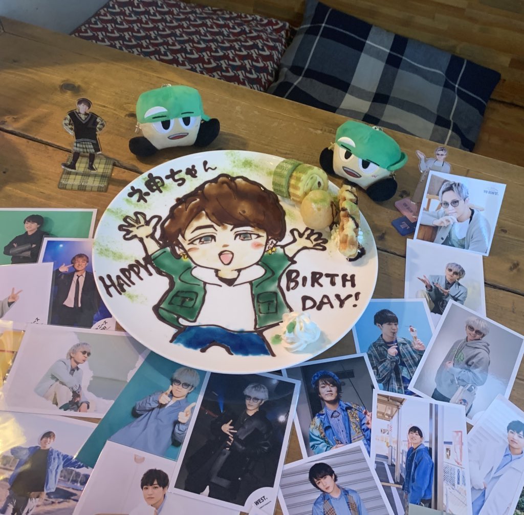 km_west07's tweet photo. お祝いしてきた💚🎂🌈
#神山智洋誕生祭2024 https://t.co/3vZcgFEjsL
