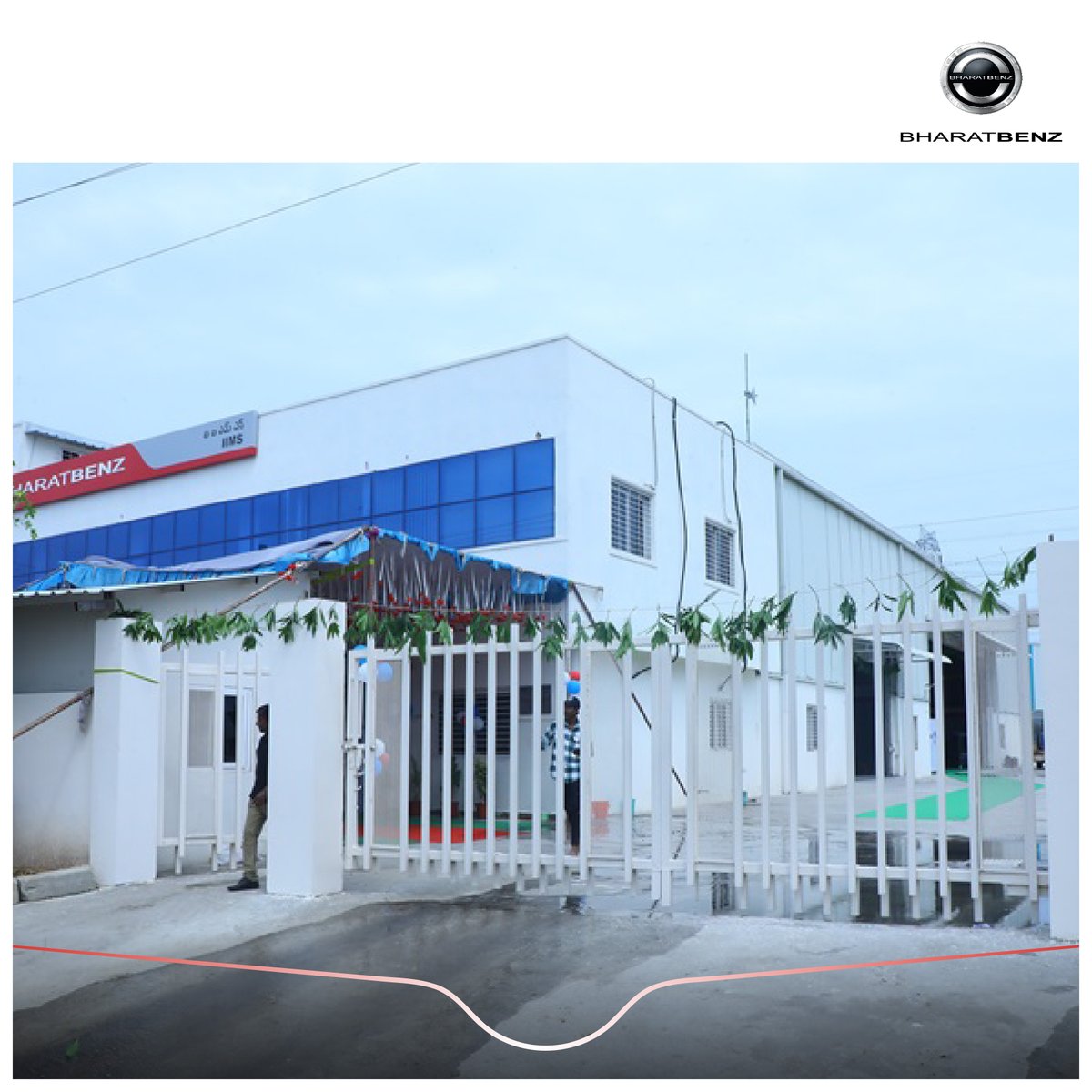 BharatBenz1's tweet photo. We are thrilled to announce our new state-of-the-art Service Workshop at Ramagundam, Telangana. It is fully operational and equipped to take care of scheduled services and carry out aggregate & accidental repairs by skilled manpower.
#BharatBenz #NewWorkshop #LevelNXT https://t.co/KEr8aae52a