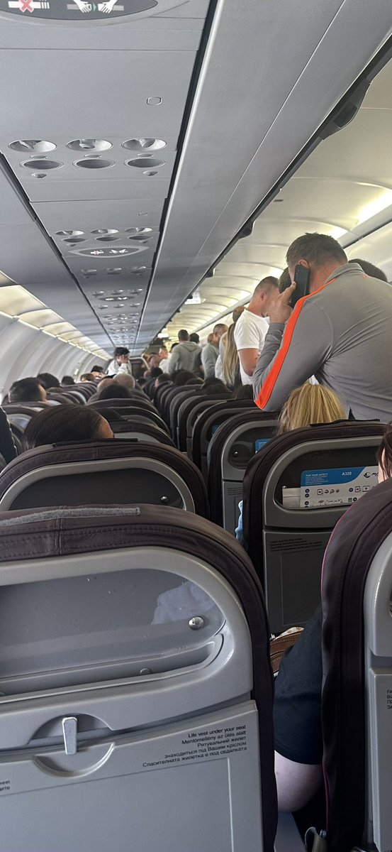 CarlosAH21's tweet photo. 4 horas en un avión que iba a despegar a las 9.10 Valencia Budapest W62386 se retrasa por la lluvia y cuando finalmente va a despegar, no viene personal del aeropuerto de Valencia para remolcar el avión. No nos dan comida ni nos dejan salir ni nos dicen nada @aena @wizzair https://t.co/q7JMAeImbg