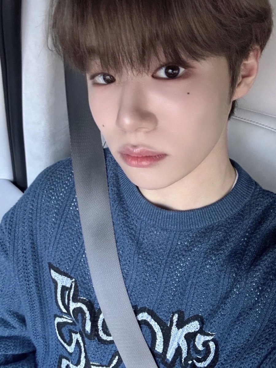thewind_twt's tweet photo. [#김희수] 파란하늘~ 파란하늘 꿈이 드리운 푸른 언덕에~ 아기동물 여럿이 사진 찍고 놀아요🐰🐿🐈‍⬛ https://t.co/2824DkvVcO