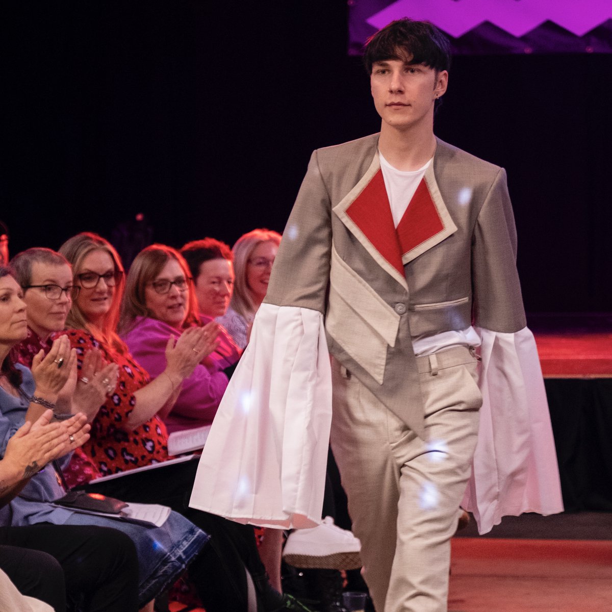 GKCollege's tweet photo. Summer Fashion Trends as seen on the Kelvin runway! 👀
Tailoring ✂
Denim 👖
Flare Sleeves ⭐
Flowers 🌺
📸 @/markcameron7 on Instagram
#NoWhereBetterToBe #NoWhereBetterToStart #NoWhereLikeKelvin #Fashion #SummerFashionTrends #SummerFashion https://t.co/6r9maHZEmy