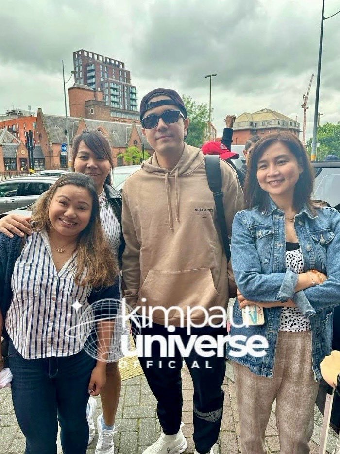 Our <a href="/KimpauUniverse/">KimPau Universe Official</a> UK members managed to catch Kim and Pau for a photo opportunity before they all left the hotel. 

Thank you, Paulo, for wearing our gift to you straightaway. We are over the moon and very happy you wore it. I hope you get to wear it for the coming days, months