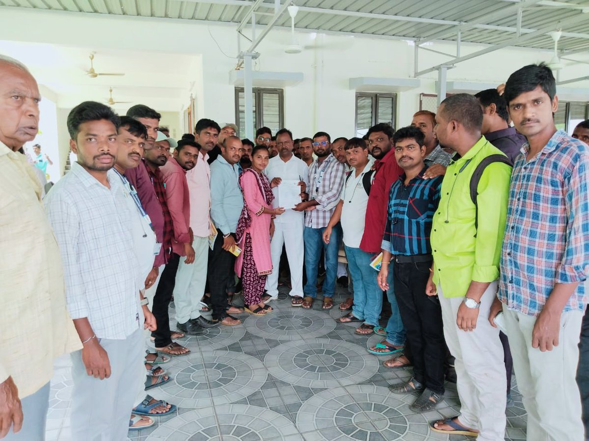 burry_naresh's tweet photo. #MeesveaCSCIntegration
A request was made to provide our Telangana state services to csc vle and for that a request letter was given to the local mla Bhupalapally Gandra Satyanarayana Rao and the collector.
@TelanganaCMO 
@OffDSB 
@jayesh_ranjan
@TelanganaCS @GoI_MeitY  @ceo_csc https://t.co/Qe4OkVt7sx