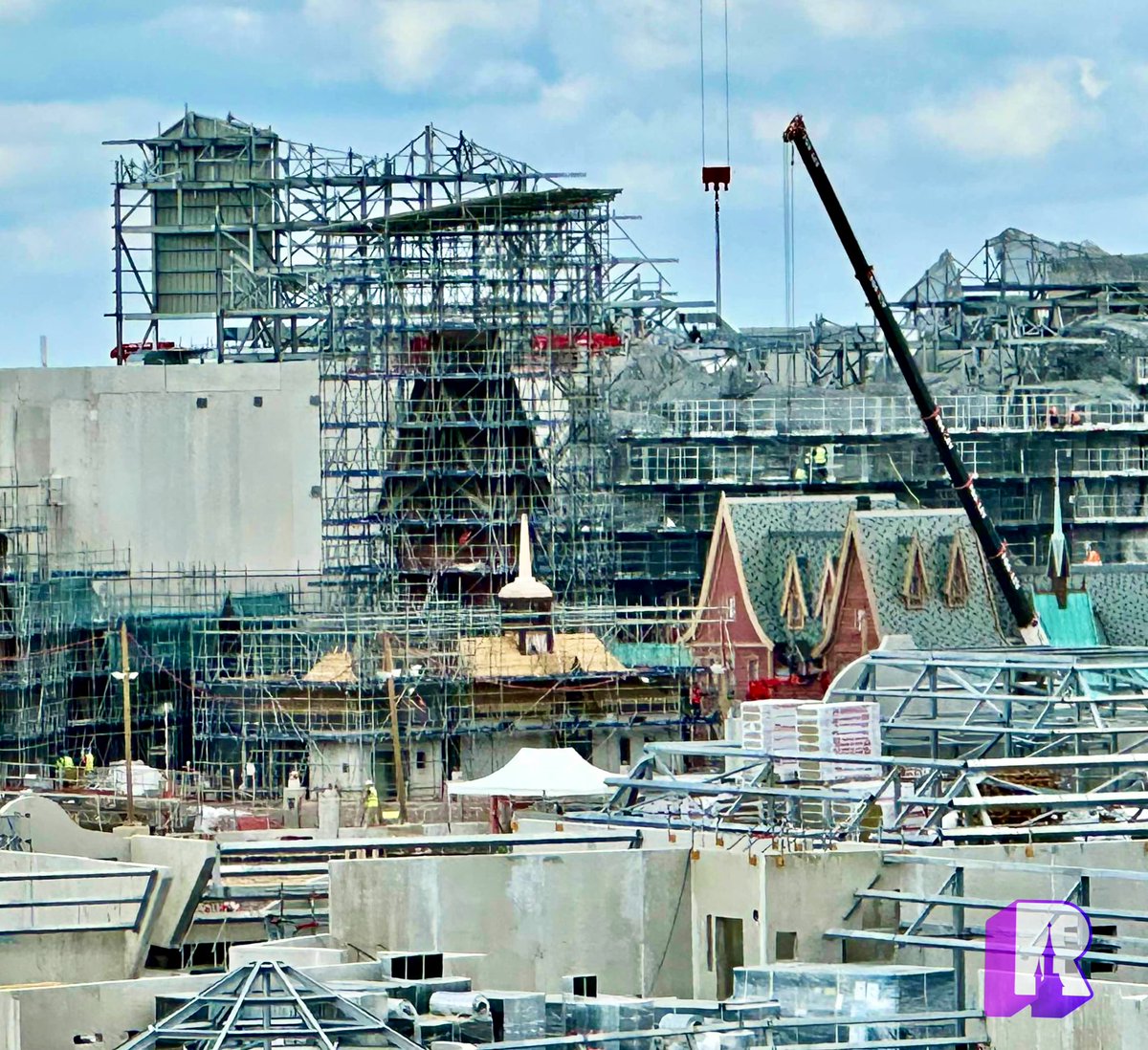 DLPReport's tweet photo. 🔧 At World of Frozen, it’s all systems go, with activity on all areas: Arendelle Castle, Arendelle Town, the waterfront and the mountain range: https://t.co/oNaFbedFVx