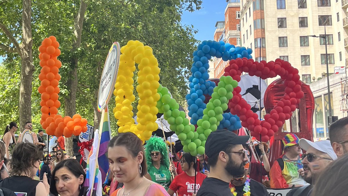 Was so much fun and uplifting to get to march with the Royal Society’s Pride Network at London Pride over the weekend 🌈🏳️‍🌈🏳️‍⚧️✨ #GayInScience #WeAreEverywhere #BiAndProud