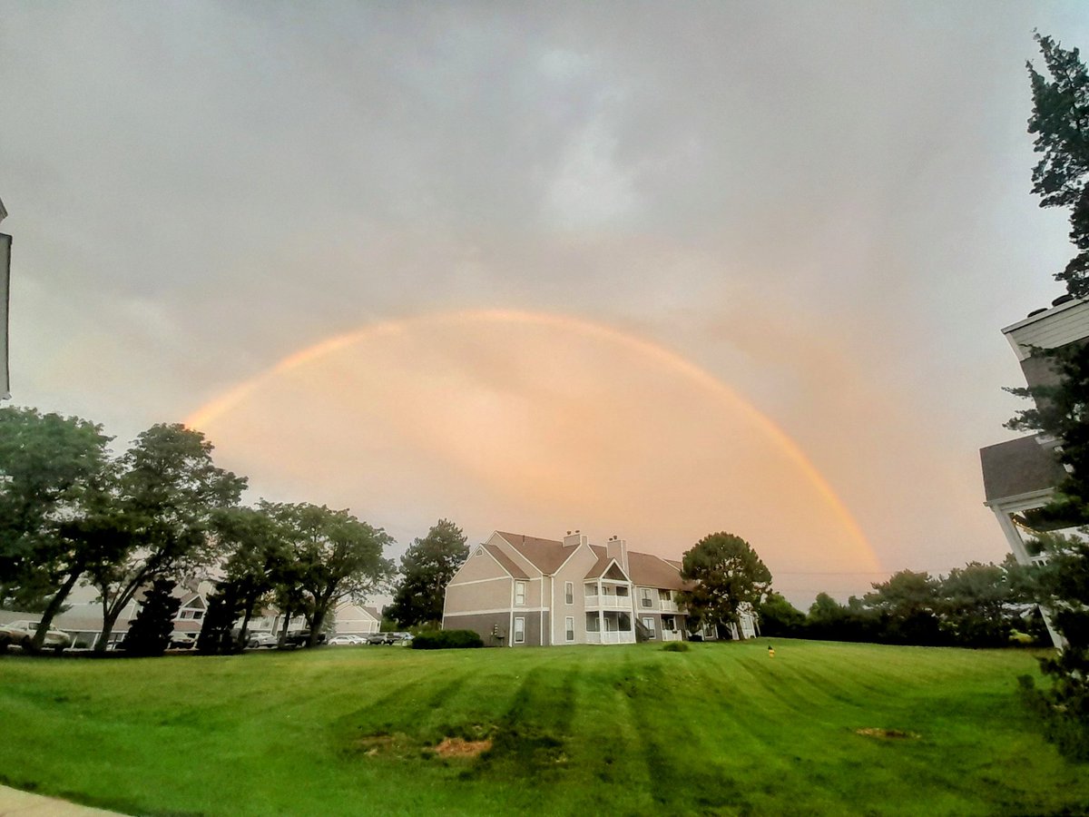 BrianBolen99's tweet image. Pretty stellar sunrise rainbow looking  southwest #ShawneeKS !
