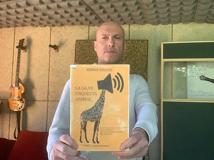 .<a href="/fonroman/">Fon Román Oficial</a>, que acaba de publicar su nuevo proyecto multidisciplinar “En blanco”, nos adentra en sus gustos y preferencias culturales más personales acortar.link/z7Q6dI