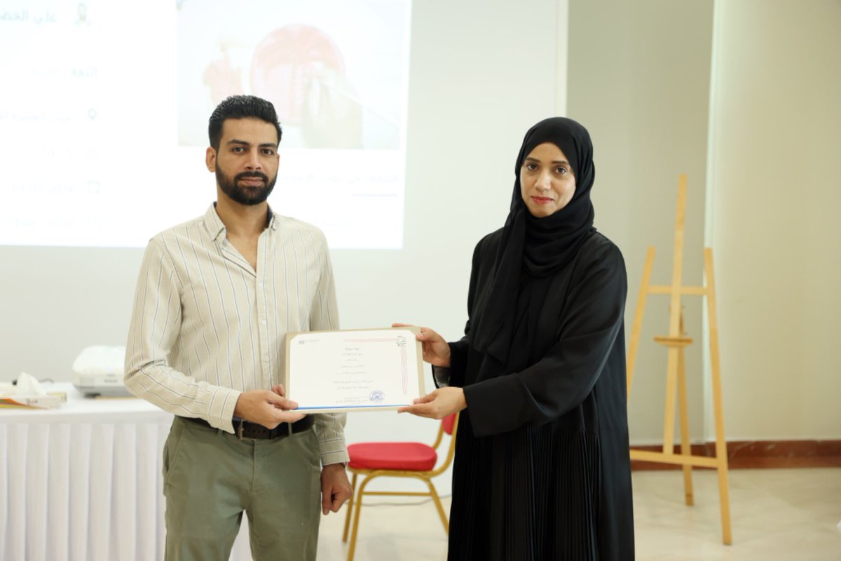 fujfinearts's tweet photo. قدم الأستاذ علي الخضر ورشة عنوانــها 

" ورشة فن الزخرفة الإماراتية " 

التي نظمها مركز الفجيرة الإبداعي في مقره صباح اليوم الأثنين 1/7/2024
و تهدف الورشة إلى المساهمة في الحفاظ على التراث الثقافي و تمكين الأجيال الجديدة بالتعرف على تراثهم الوطني .

#أكاديمية_الفجيرة_للفنون_الجميلة #أكاديمية_الفجيرة_للفنون_الجميلة_فرع_دبا #fujairahfineartsacademy #fujairahfineartsacademydibba #fujairah #الفجيرة #2024 #فنون #فنون_جميلة #زخارف #تراث #إماراتي #نحت #منحوتات #صيفنا_فن #تميزنا_يميزنا#ورشة #workshop#زخرفة