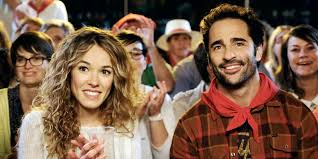 merlinpapin3's tweet photo. .@FredOL69007 Ce soir sur @TF1 le film #MissionPaysBasque de Ludovic Bernard (2017)
Avec : Elodie Fontan, Florent Peyre, Daniel Prévost, Nicolas Bridet, Barbara Cabrita, Ludovic Berthillot, Ilona Bachelier, Damien Ferdel, Arielle Séménoff, Eric Naggar, Eric Bougnon, Yann Papin, Patrick Ligardes, Gérard Moulévrier, Véronique Royer, Charles Petit, Jeanne Iturria, Jules Ferran, Eric Lecerf, Christian Diaz, Bernard Morlaas, Larra Mendy, Michèle Dascain, Pierre-Victor Dospital, Doug Rand, Benoît Joubert, Philippe Caulier, Janot, Rodolphe Borgniet
Sybille, jeune cadre ambitieuse, croit avoir fait l'affaire du siècle en rachetant pour une bouchée de pain le petit magasin de Ferran Beitialarrangoïta. Or, elle apprend que ce dernier est sous curatelle. Elle doit donc négocier avec Ramuntxo, son neveu, pour obtenir la boutique, censée devenir un supermarché. Mais, Ramuntxo, chanteur à ses heures et basque jusqu'au bout des ongles, va lui mener la vie dure. Sybille, accompagné de son stagiaire, s'accroche. Il faut qu'elle réussisse sinon elle perdra son travail. Commence alors un jeu du chat et de la souris entre la citadine et l'amoureux de sa terre...