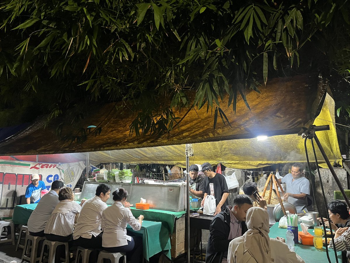 drhaltekehalte's tweet photo. #WaraWiriRawamangun demi Tahu Campur Lamongan Cak Pri, Jl. Paus, 200 meter dari Halte TiJe Pemuda Rawamangun. Seporsi nikmat tahu campur Rp23K, tahu telor Rp20K. Masih pakai gerobak panggul khas Lamongan. #dhkh https://t.co/vGzMkcQFE2