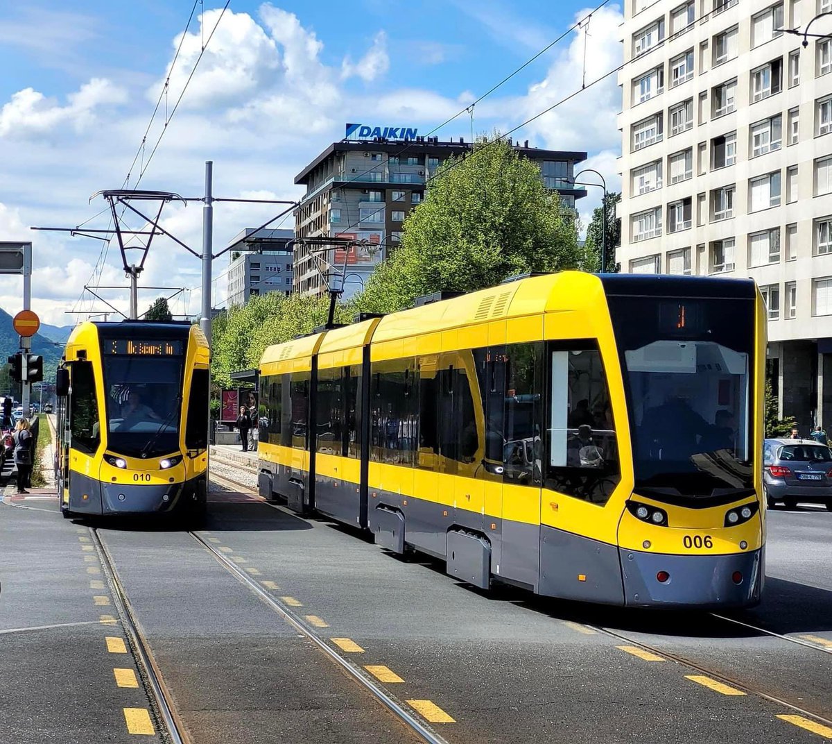 Sinoć je u Sarajevo stigao i četrnaesti od ukupno 15 novih tramvaja. Kupljeni su novcem svih građana i zahvaljujući svima, Sarajevom nakon 40 godina voze novi tramvaji. U ovom mjesecu očekujemo isporuku i posljednjeg tramvaja.

Vrijedilo je. Hvala svima.