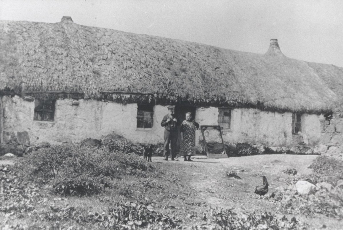 This pre-1914 photo shows a thatched longhouse on Isle Ewe, known as "Taigh nam Bodach" (The Old Men's House) &amp; "Taigh nan Iasgairean" (The Fishermen's House), the latter due to the influx of east coast fishermen migrating to the island. 🐟

Visit here: app.smartify.org/en-GB/objects/…
