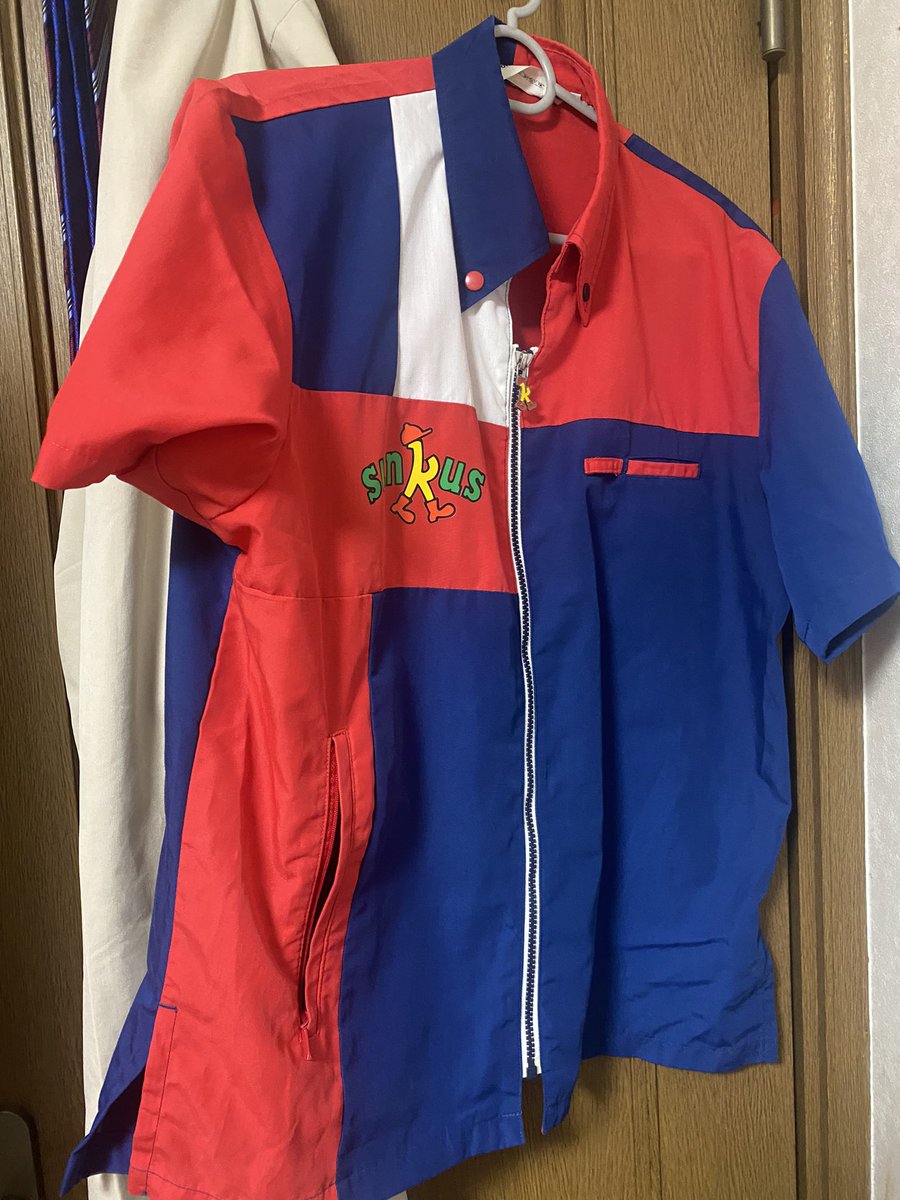 今はなきサンクスの制服を買ったはいいものの、どう着てもコンビニ店員