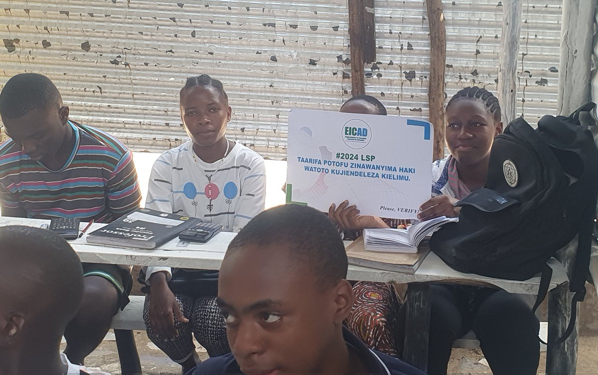 EICADtz's tweet photo. Program ya #LSP2024 katika kituo cha tution cha Siro academy.
Katika wasaa huo wanafunzi walipata kutambua njia za
Kuzuia usambazaji wa taarifa potofu katika jamii.
Wote wamesema watatumia 5W'S ili kuhakiki taarifa katika zama hizi za utata wa taarifa.
#PleaseVERIFY https://t.co/WDih9M47Lk