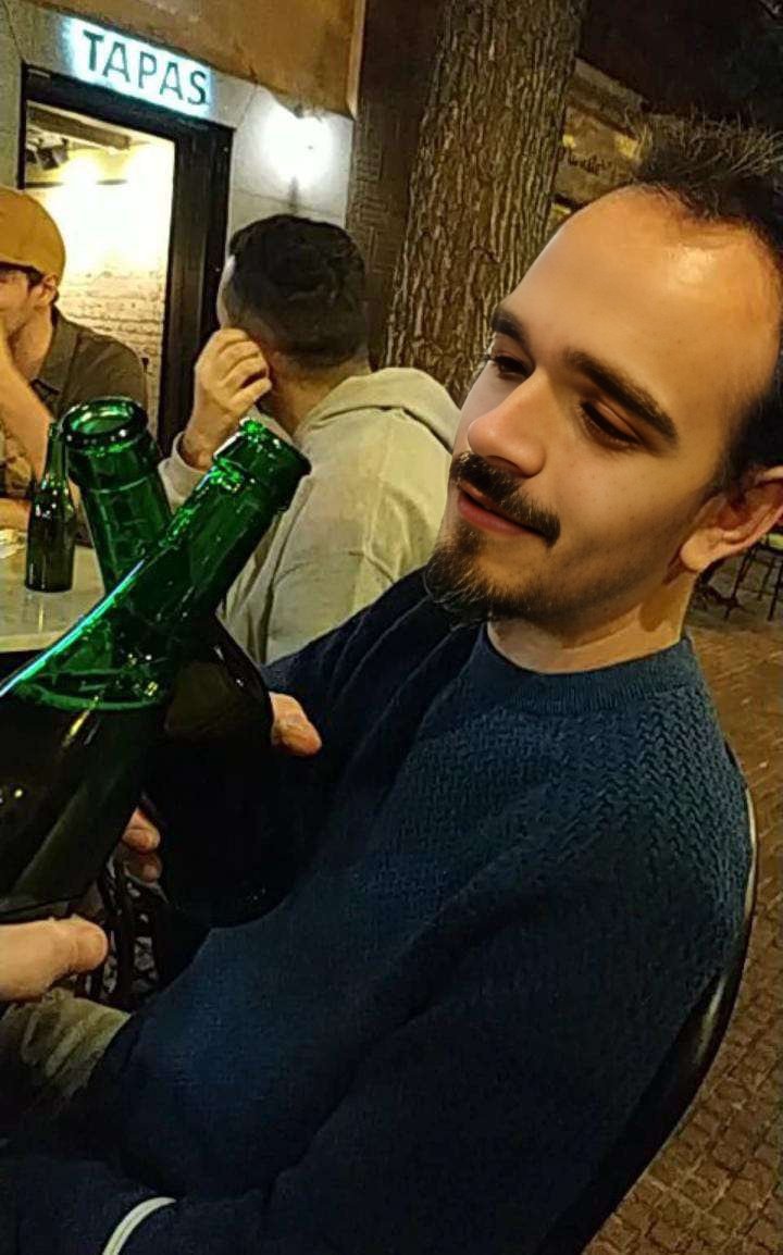 Garydima351's tweet photo. Aquí tomándome una cervezita ayer y bueno que estoy vivo (hasta dentro de 5 meses) https://t.co/8oqbk1yZml