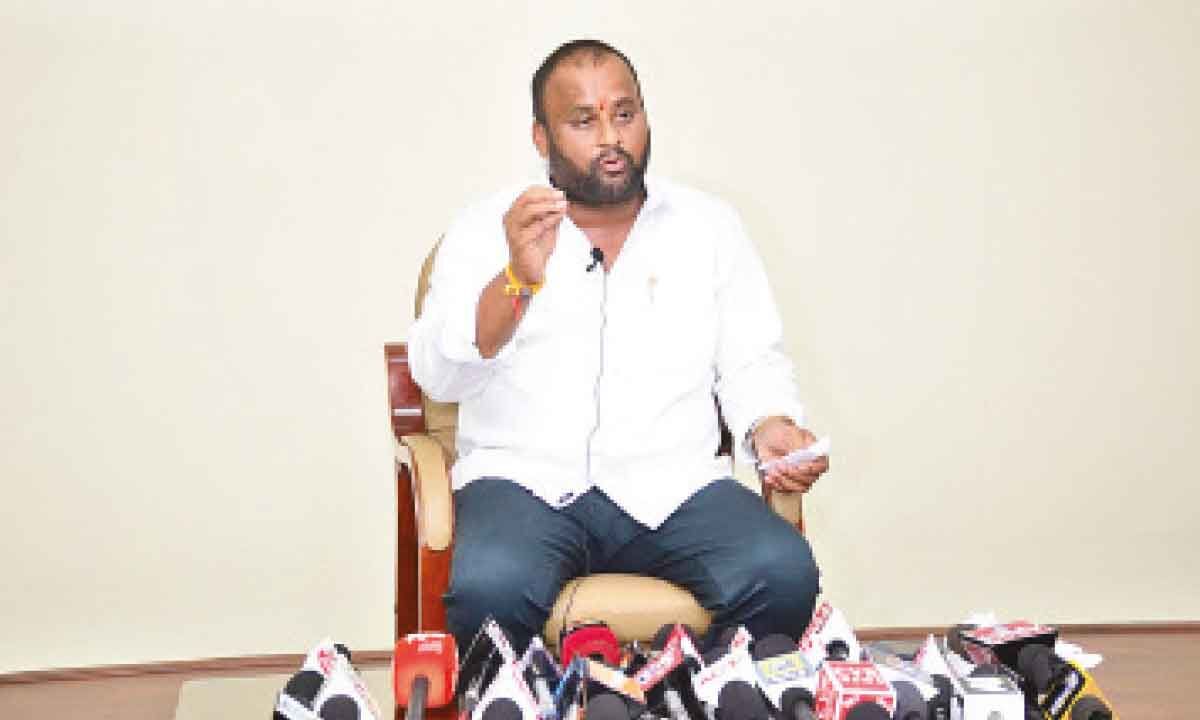 AndhraNexus's tweet image. 𝗘𝘅𝗰𝗶𝘁𝗶𝗻𝗴 𝗻𝗲𝘄𝘀! 📢

AP Transport Minister Ram Prasad Reddy announces 1400 new buses for APSRTC. 
Fully electric buses arriving in 5 years with central support.
Committed to a profitable, worker-friendly future. Stay tuned! #APTransport #APSRTC #ElectricBuses