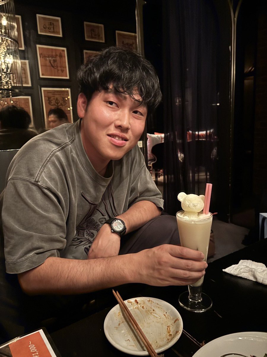 simofuriseiyam's tweet photo. 結婚式でした！いろいろ言いたいことありすぎますが
3次会で東がピニャコラーダっていう聞いたことない酒頼んでました https://t.co/ILfQWbu2lO