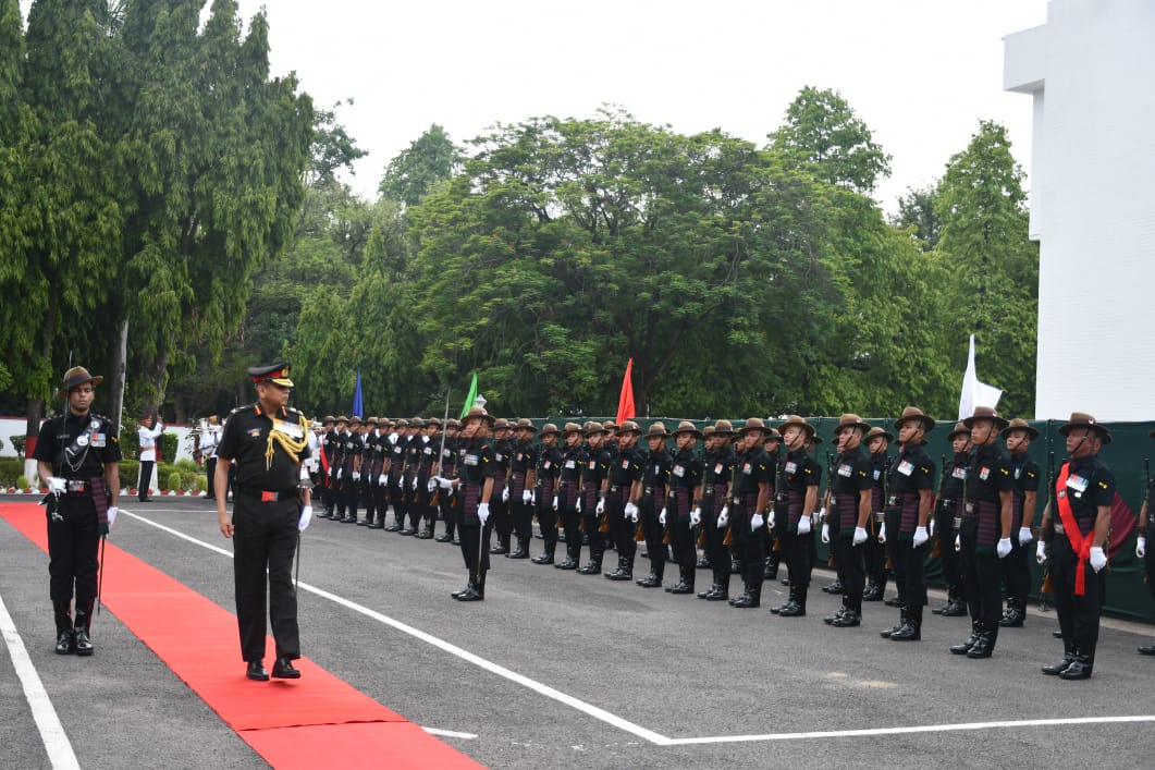 adgpi's tweet image. Lieutenant General Anindya Sengupta, UYSM, AVSM, YSM assumed the command of the #CentralCommand, today. On the occasion, #ArmyCommander paid homage to the #Bravehearts at #SMRITIKA War Memorial in Lucknow and reviewed the Guard of Honour. He exhorted all Ranks to continue working…