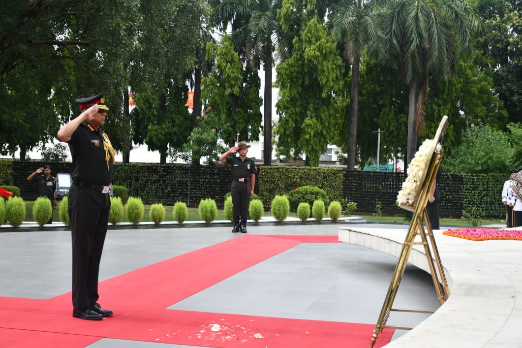 adgpi's tweet image. Lieutenant General Anindya Sengupta, UYSM, AVSM, YSM assumed the command of the #CentralCommand, today. On the occasion, #ArmyCommander paid homage to the #Bravehearts at #SMRITIKA War Memorial in Lucknow and reviewed the Guard of Honour. He exhorted all Ranks to continue working…