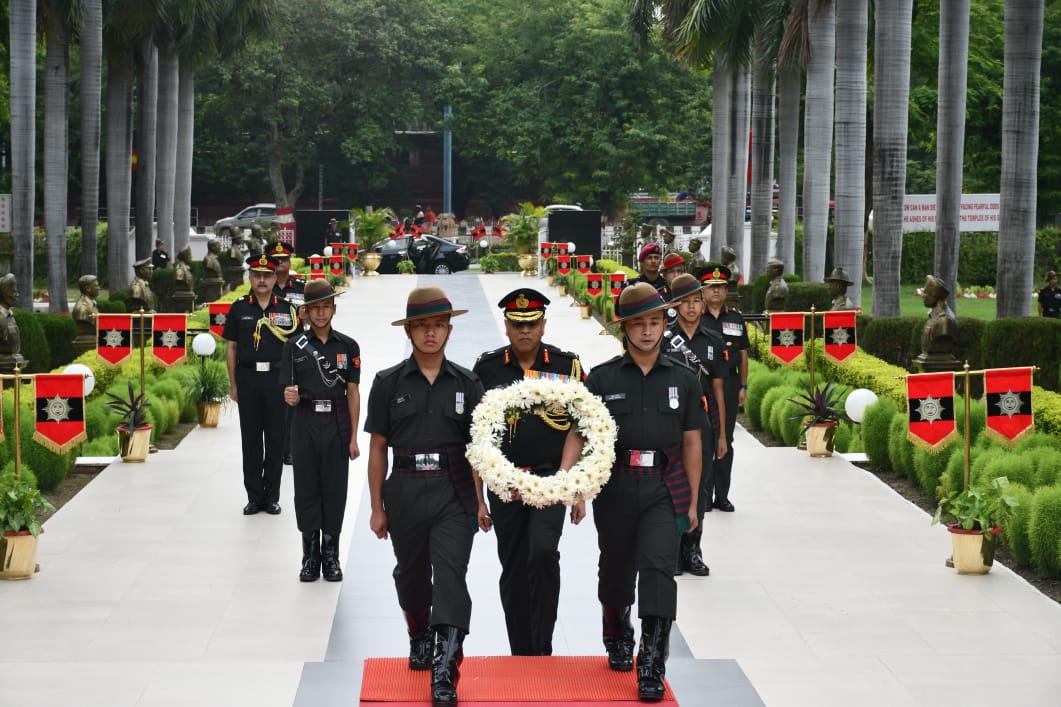 adgpi's tweet image. Lieutenant General Anindya Sengupta, UYSM, AVSM, YSM assumed the command of the #CentralCommand, today. On the occasion, #ArmyCommander paid homage to the #Bravehearts at #SMRITIKA War Memorial in Lucknow and reviewed the Guard of Honour. He exhorted all Ranks to continue working…