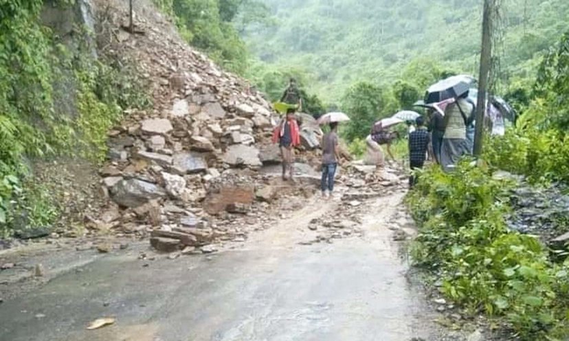 বান্দরবানে পাহাড় ধস, নিরাপদ আশ্রয়ে যেতে মাইকিং
