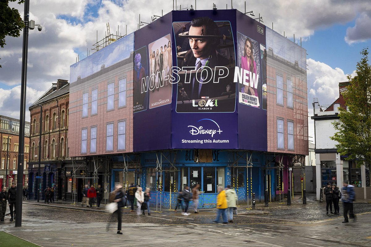 Our Call Lane Giant Poster is positioned in the heart of Leeds' bustling retail area. With Trinity, Corn Exchange and Call Lane hosting many popular shops, this banner targets audiences in a spending mindset.🛍️