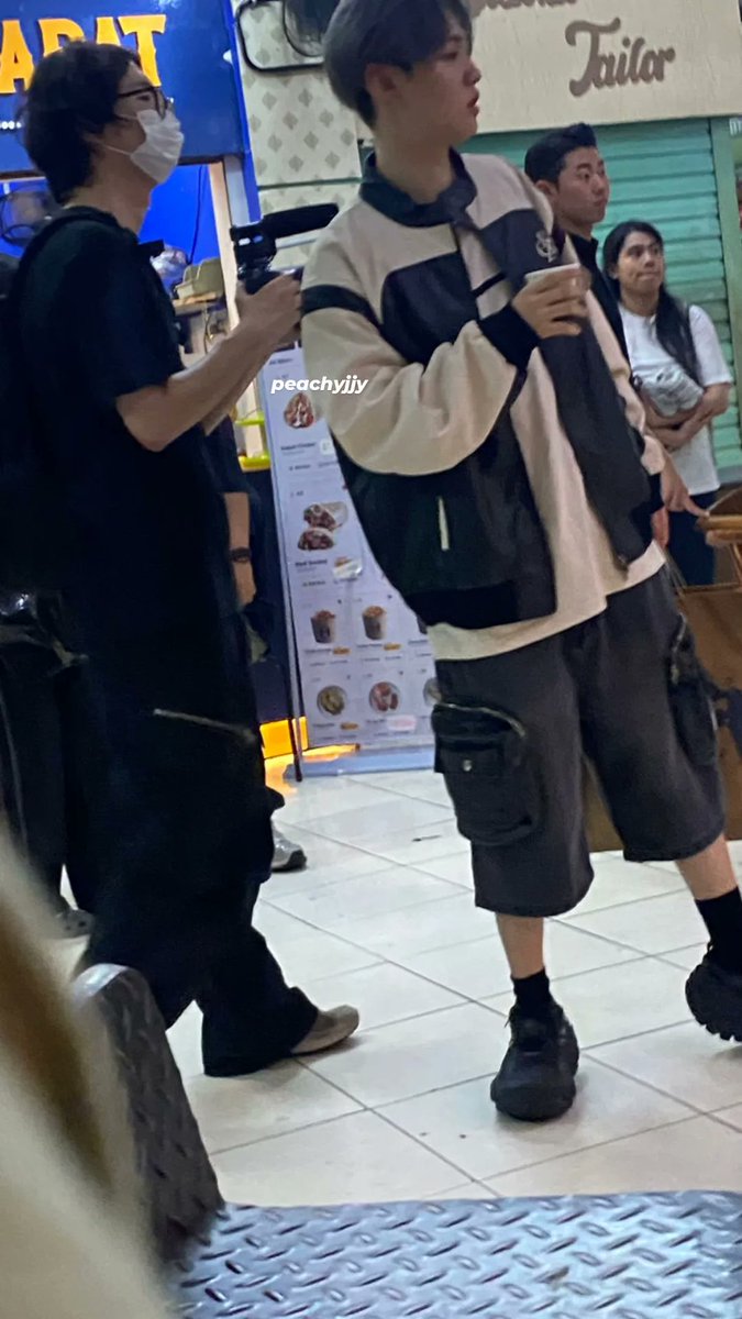 rexxabby's tweet photo. om w nongkrong bareng treasure barusan kocak bat katanya lg ngopi tbtb disamper gerombolan WKWKWKK https://t.co/gAOwPRNrxf