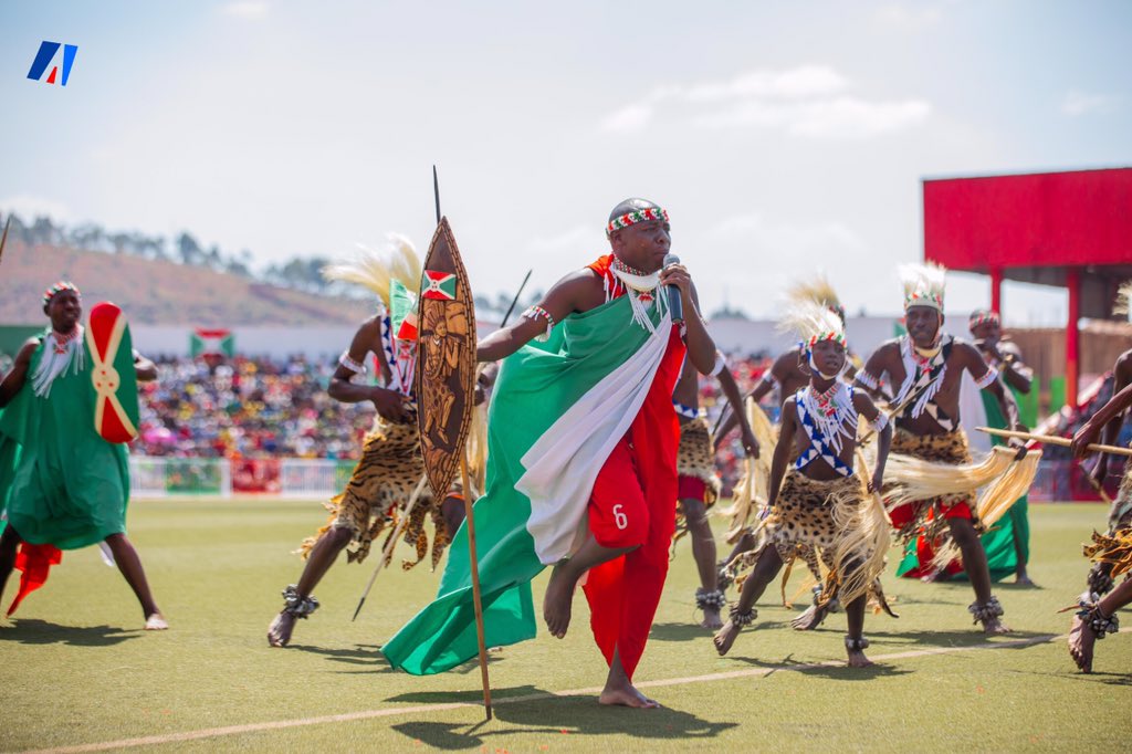 akezanet's tweet photo. 🔴 😍 Les « Intore » du Burundi viennent aussi d’offrir, un bon spectacle au Stade Ingoma de @Gitega, à l’occasion de la célébration du 62ème anniversaire de l’Indépendance du Burundi.

Esquissant des pas de danse et arborant les couleurs du drapeau national sur leurs crinières, ces intores ont évoqué plusieurs paroles relevant le sentiment patriotique.

Pour une petite histoire, les Intore sont des danseurs-guerriers. Ils sont une spécialité des régions du Nord du Burundi, Bugesera-Busoni, en @KirundoProvince . Il est bien connu que dans le Burundi ancien, les « INTORE » étaient des guerriers (armée officielle) du Mwami (Roi).

#lesbeautesdecheznous #akezanet #BurundiAt62 #independenceday2024 #Burundi