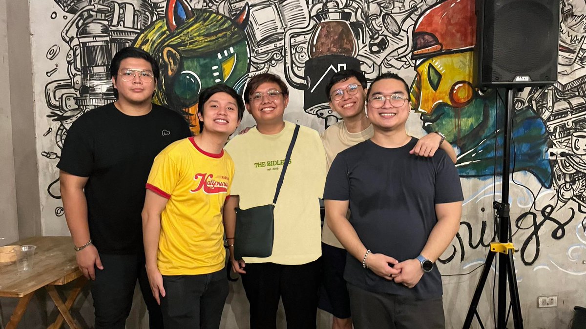 Chirmming's tweet photo. @TheRidleysMusic  edit ko na para sa susunod na picture suot ko na yung bagong shirt😭🤧 https://t.co/t7kT2Hekw5