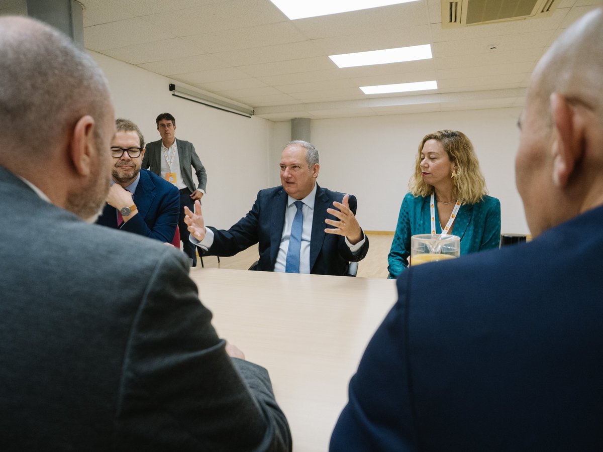 minturgob's tweet image. El ministro @jordihereub participa en el Congreso Nacional de #Clusters y anuncia la convocatoria de 9 M€ para Agrupaciones Empresariales Innovadoras.

🗣️"Las AEI concentran gran parte del talento innovador que tenemos en España y generan el 40% del PIB. Son fundamentales".