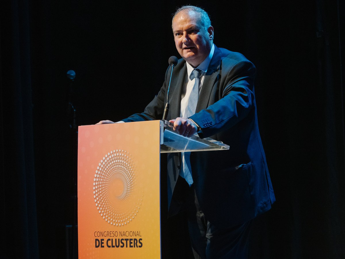 minturgob's tweet image. El ministro @jordihereub participa en el Congreso Nacional de #Clusters y anuncia la convocatoria de 9 M€ para Agrupaciones Empresariales Innovadoras.

🗣️"Las AEI concentran gran parte del talento innovador que tenemos en España y generan el 40% del PIB. Son fundamentales".