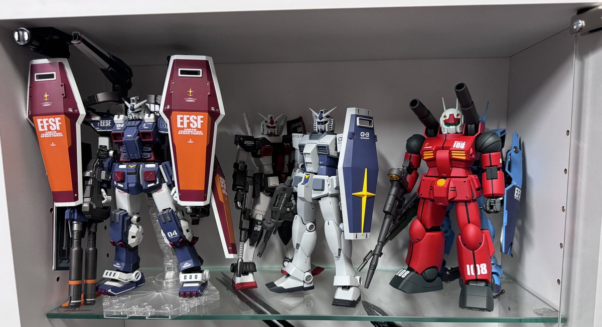 Roy_Nerdock's tweet photo. モデラーとしての悩みなんですけど、
塗り切ったキットを飾るスペースって死活問題じゃないですか？

かれこれ50体近く塗ってきましたが、飾れているのは40体くらい。もうこれ以上部屋にガラスケース置けないよ…

妙案ありますか？

#ガンプラ https://t.co/sLTN8ufTCa