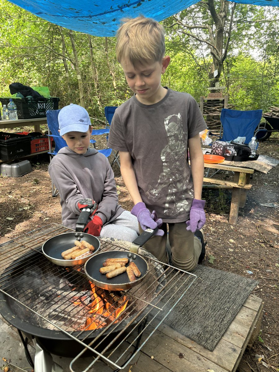 Outreach_ICPSS's tweet image. What a lovely lunch we are having today in The DEN. We have two super chefs cooking sausages on the camp fire.
#forestschool #alternativeprovision #outreachsupport @CJohnsonICMAT @ICSENprimary