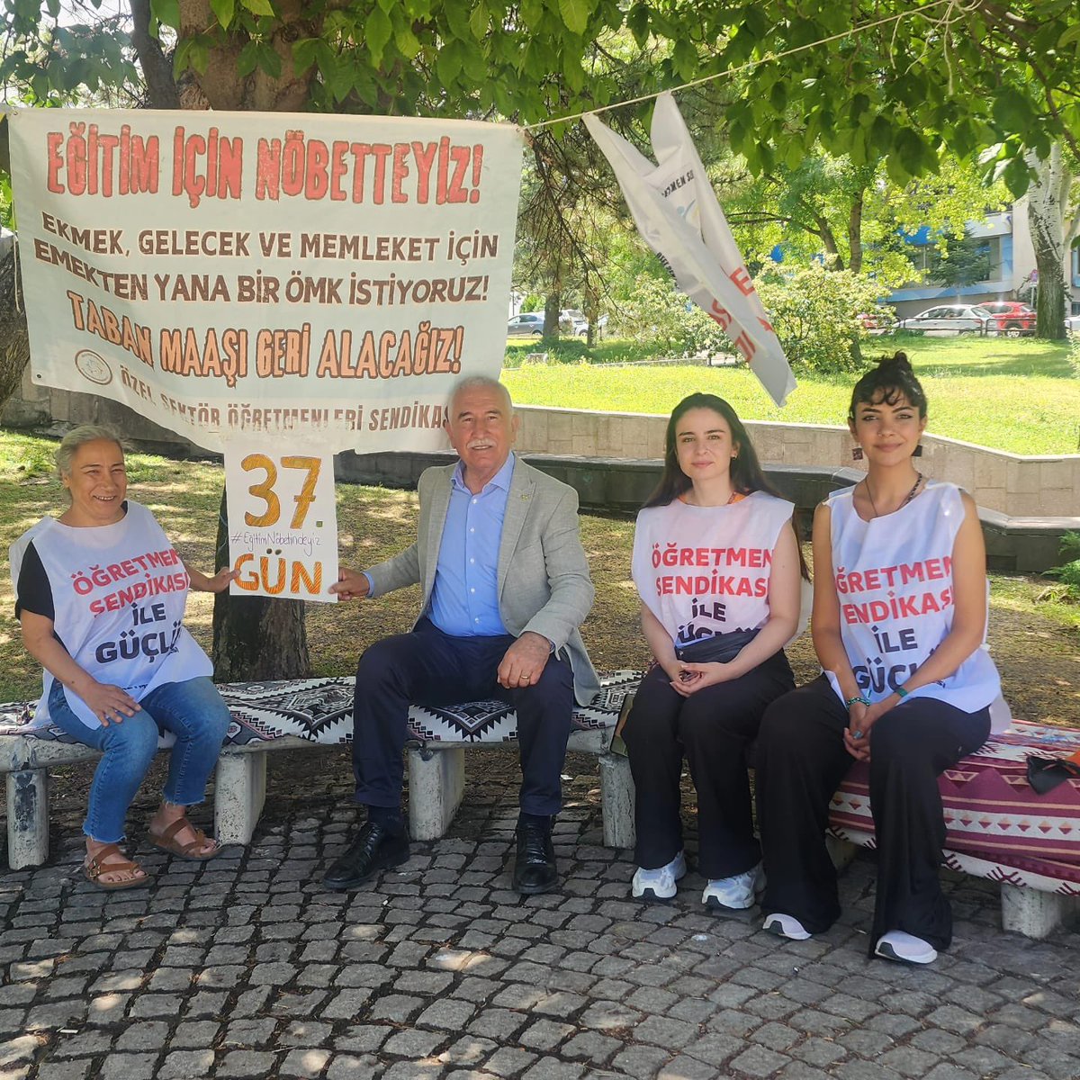 Eğitim Nöbeti’mizin 37. gününde CHP Tokat Milletvekili Sayın Kadim Durmaz (<a href="/kadimdurmaz/">Kadim DURMAZ</a>) mücadelemizi ziyaret ederek desteklerini iletti. 
Taleplerimizi desteklediklerini belirten Sayın Durmaz’a teşekkür ederiz. 
Yaşasın mücadelemiz!

#SözDeğilYasaLazım
#EğitimNöbetindeyiz