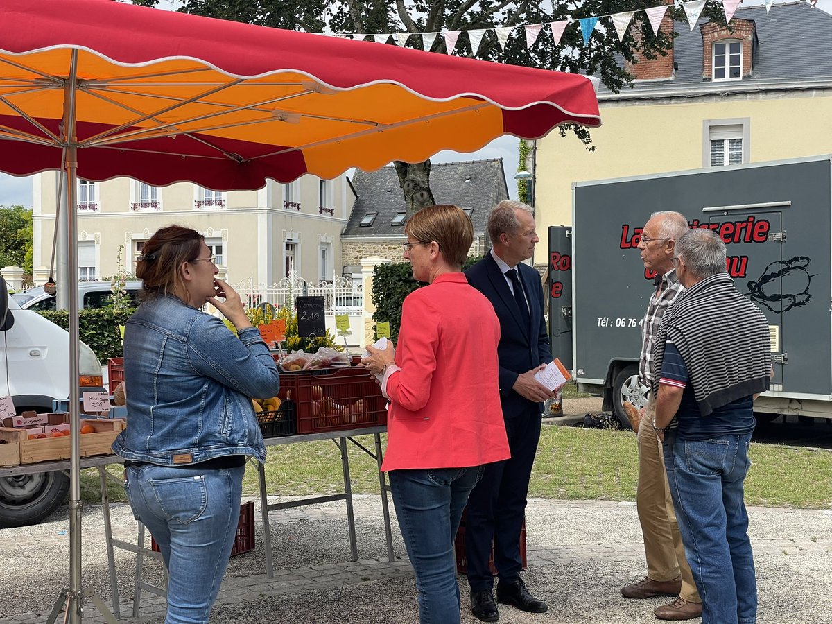 C’est reparti : en campagne pour le 2ème tour !
Ce lundi matin sur le marché de Villaines-la-Juhel : écouter, échanger, convaincre. 
#ToujoursPourVous