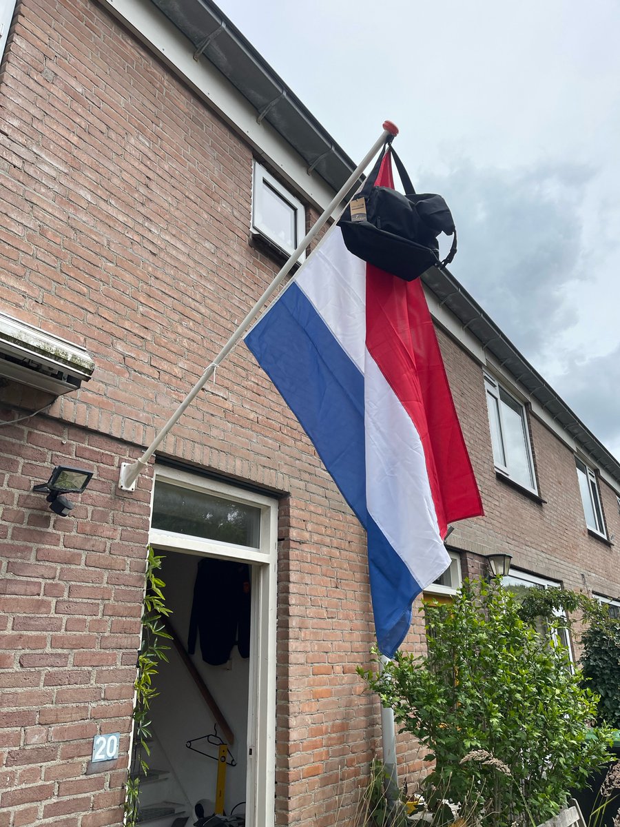 Johnny_196502's tweet photo. Het is officieel! De vlag mag uit!
#Geslaagd #DeJongste #Sportbegeleidster #FysioTherapie https://t.co/GftAeVX6LR