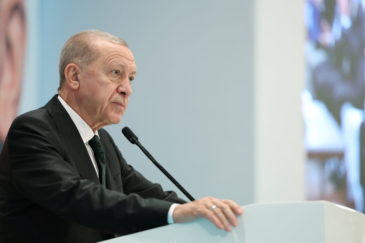 RTErdogan's tweet photo. Her kademede danışmaya, diyaloğa önem veriyor, ülkemizin ve AK Partimizin gündemindeki konulara ortak akılla çözüm yolları arıyoruz.

Bu anlayışla büyükşehirden il, ilçe ve belde belediyelerine kadar AK Partili tüm belediye başkanı arkadaşlarımızla bir araya geldik.              

Böylece hem yerel seçim sonuçlarını masaya yatırıyor…

Hem şehirlerimizin ihtiyaçlarını ve projelerimizi detaylıca görüşüyor…

Hem de önümüzdeki döneme dair yol haritamızı beraberce şekillendiriyoruz. 

31 Mart seçimlerinin sonrasında bütün belediye başkanlarımızın iştirakiyle tertiplediğimiz bu toplantımızın hayırlı olmasını diliyor, toplantının içeriğine katkı sunan tüm arkadaşlarıma teşekkür ediyorum.

İnşallah bundan sonra da gerek il ziyaretleri gerekse farklı toplantılarla belediye başkanlarımızla sık sık bir araya geleceğiz.