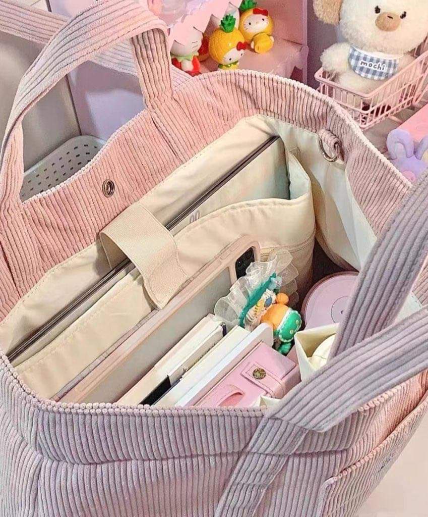 ใครกำลังตามหากระเป๋าใบใหญ่ แข็งแรง ทนทาน และน่ารัก ต้องจัดกระเป๋าลูกฟูกใบนี้เลยค้าบ จะไอแพด โน้ตบุ๊ค ร่ม หนังสือ ขวดน้ำ เอาอยู่ค้าบ มีสายยาว cross body ให้อีกด้วย แบรนด์จัดโปรถูกที่สุดตั้งแต่ขายมาลดจาก 690 เหลือเพียง 199 ค้าบ ‼️ สินค้าพรี จ่ายตอนของมาได้เลย ~~
