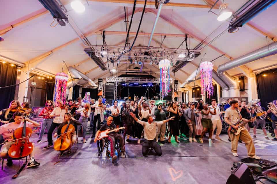 Michael J. Fox rehearsing with
<a href="/coldplay/">Coldplay</a> at Frome's Cheese and Grain
ahead of Glastonbury's legendary set 🩵