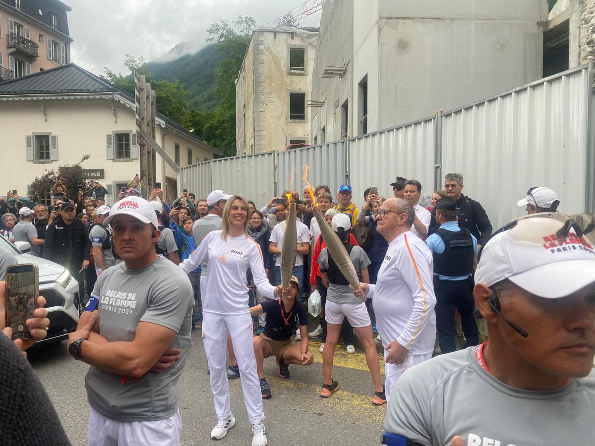 AcadOlympiqueFr's tweet photo. [🎙️ÉVÈNEMENT]

L'@AcadOlympiqueFr 🇫🇷 était une nouvelle fois à l’honneur lors du relais de la flamme 🔥 olympique mais cette fois-ci dans le Département de la Haute-Savoie le 23 juin avec notre vice-présidente, Marie Christine Plasse, en tant que relayeuse 🔥 à Chamonix
#ANOF https://t.co/PGrkU1jIHG