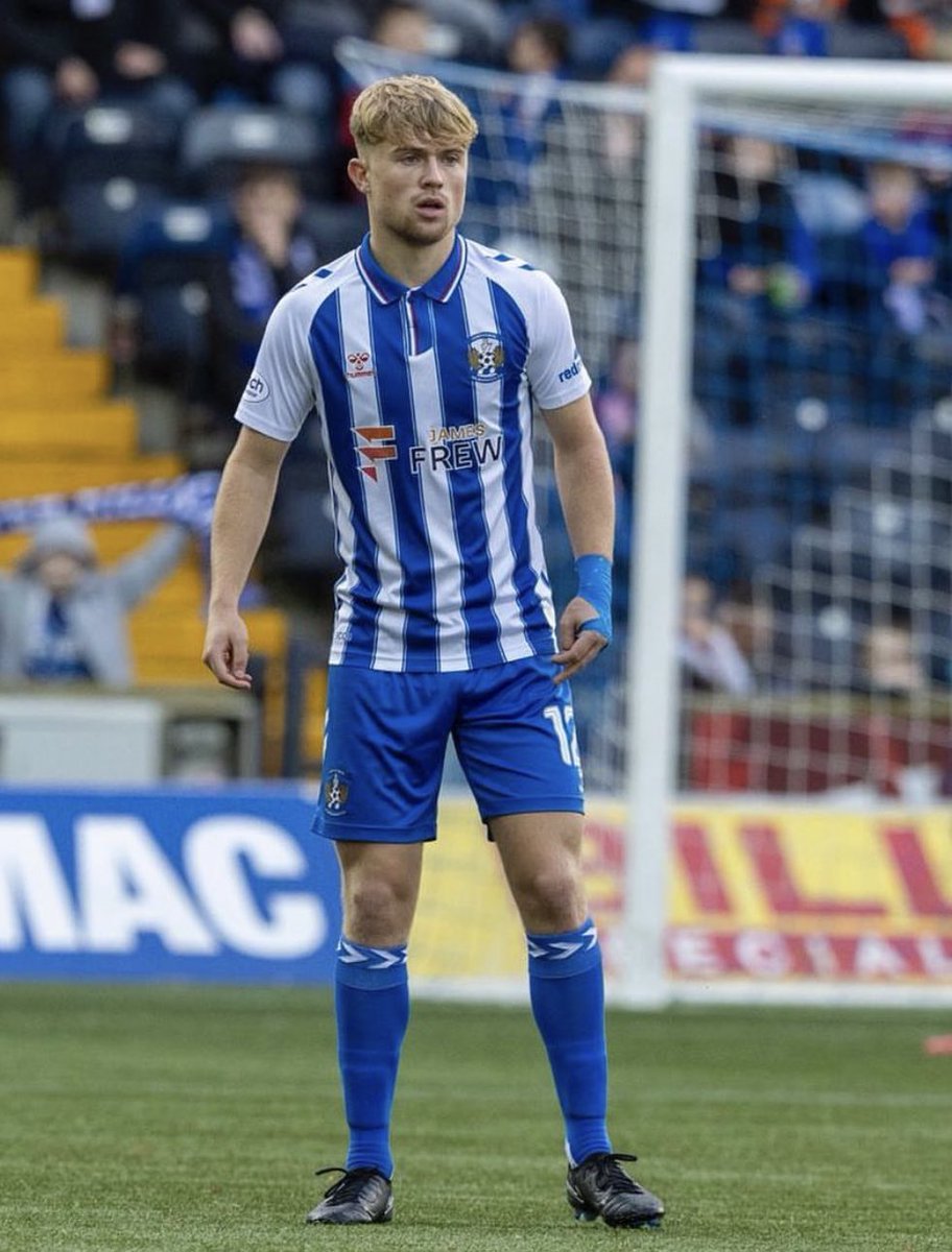 erdi_karalar33's tweet image. Ada futbolun’dan bir genç yetenek yazalım ..✍️
Oyuncu 6 numara bölge oyuncusu 5 gol işe oynadı sezonu. Premier lig seviyesinde bu oyuncu 
Sağ ayağını çok etikili kullanıyor 
Top kapma ve oyunu iki yönlü oynayabilen 6 numara oyuncusu 👌
#DavidWatson ⚡️✍️ @KilmarnockFC