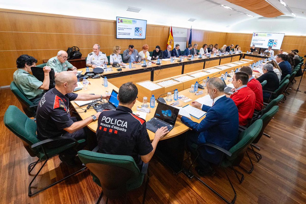 Grande-Marlaska preside la comisión de seguimiento de la Oficina Nacional de Lucha contra Delitos de Odio #ONDOD

🗣️ El ministro destaca que "la sociedad debe aspirar a ser más tolerante hacia las diferencias", una sensibilización que es "crucial para combatir la infradenuncia"