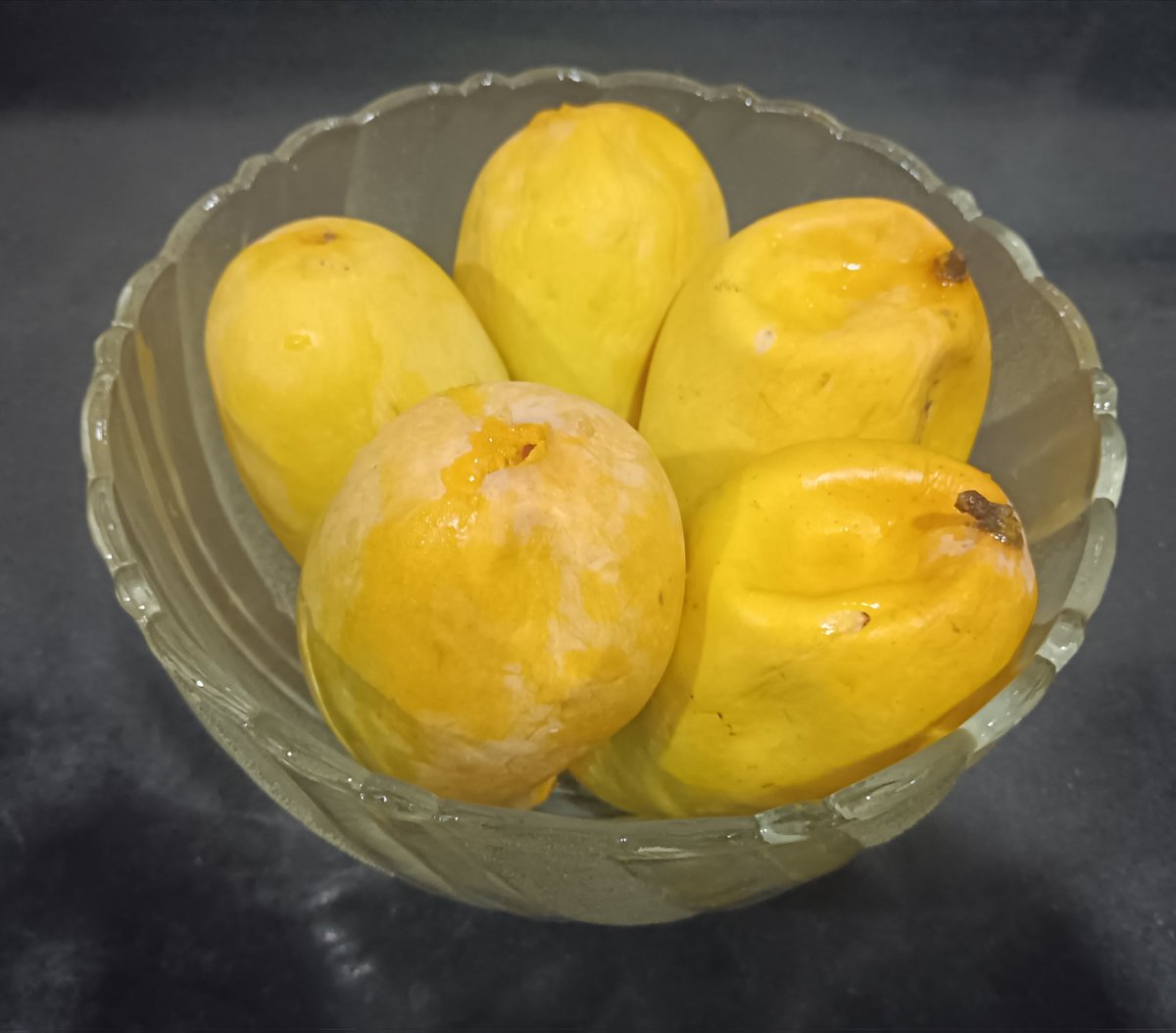 MSHWETA365's tweet image. સવારે શીરામણ - કેરીની ચીર સાથે 
બપોરે ભોજન - કેરીના રસ સાથે 
રાત્રે વાળું - કેરીના કટકા સાથે 

અરે રોંઢો કેમ ભૂલાય - કેરીને ઘોળીને 

#mango #kesar

કેરીની season પતી ગઈ એટલે વધુ યાદ આવે...