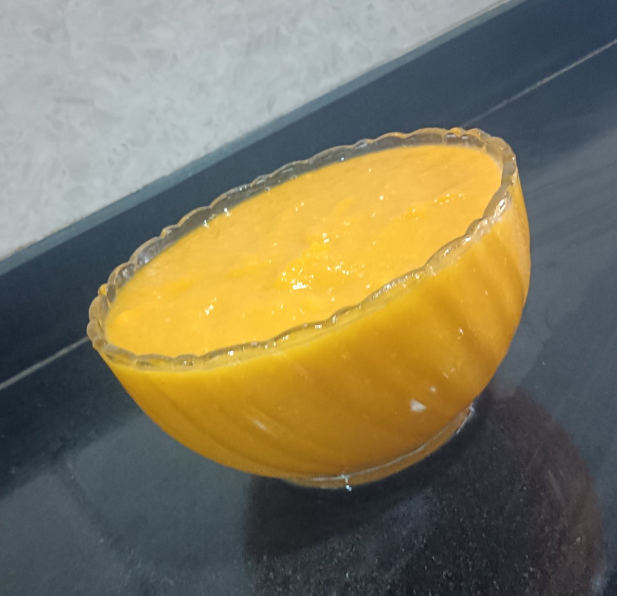 MSHWETA365's tweet image. સવારે શીરામણ - કેરીની ચીર સાથે 
બપોરે ભોજન - કેરીના રસ સાથે 
રાત્રે વાળું - કેરીના કટકા સાથે 

અરે રોંઢો કેમ ભૂલાય - કેરીને ઘોળીને 

#mango #kesar

કેરીની season પતી ગઈ એટલે વધુ યાદ આવે...