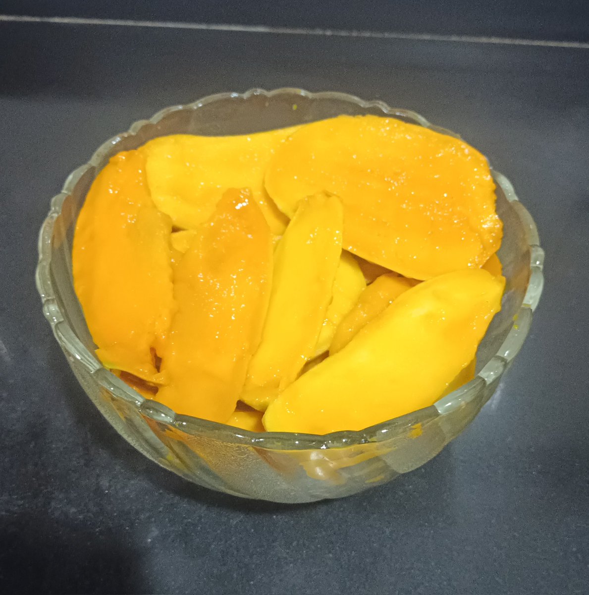 MSHWETA365's tweet image. સવારે શીરામણ - કેરીની ચીર સાથે 
બપોરે ભોજન - કેરીના રસ સાથે 
રાત્રે વાળું - કેરીના કટકા સાથે 

અરે રોંઢો કેમ ભૂલાય - કેરીને ઘોળીને 

#mango #kesar

કેરીની season પતી ગઈ એટલે વધુ યાદ આવે...