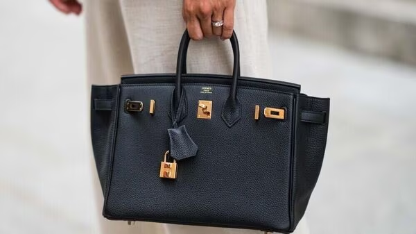 seanpk's tweet photo. This isn't just a bag. It's a $25K legend.

The Hermes Birkin waitlist stretches for years, celebrities clamor for it, and it's value has outperformed the S&amp;P 500.

The secret isn't just scarcity, it's the incredible craftsmanship.

Let me explain 🧵 https://t.co/mRmMTz3ueJ