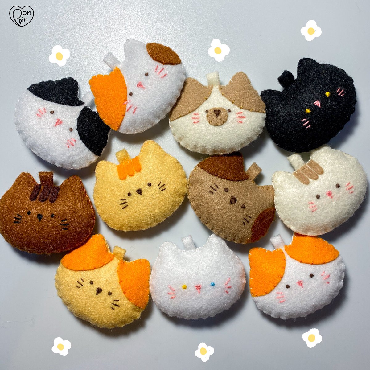 🐱แมวก้อนพวงกุญแจ พร้อมส่ง 4 ก้อน (ส่งอังคารนี้ DM ได้เลยค่ะ)
•ขนาดประมาณ 5-6 cm
•เลือกสีโซ่ไข่ปลา+จี้ดอกไม้
•ก้อนละ 100฿ / ค่าส่ง 35฿ 

📍ใครสนใจสั่งทำ มีลายตามรูป3 DMสั่ง/สอบถามก่อนได้ค่ะ (ใช้เวลาทำ 3-4วัน/ตามคิว)
#PonpinGoodsIsHappy #handmade