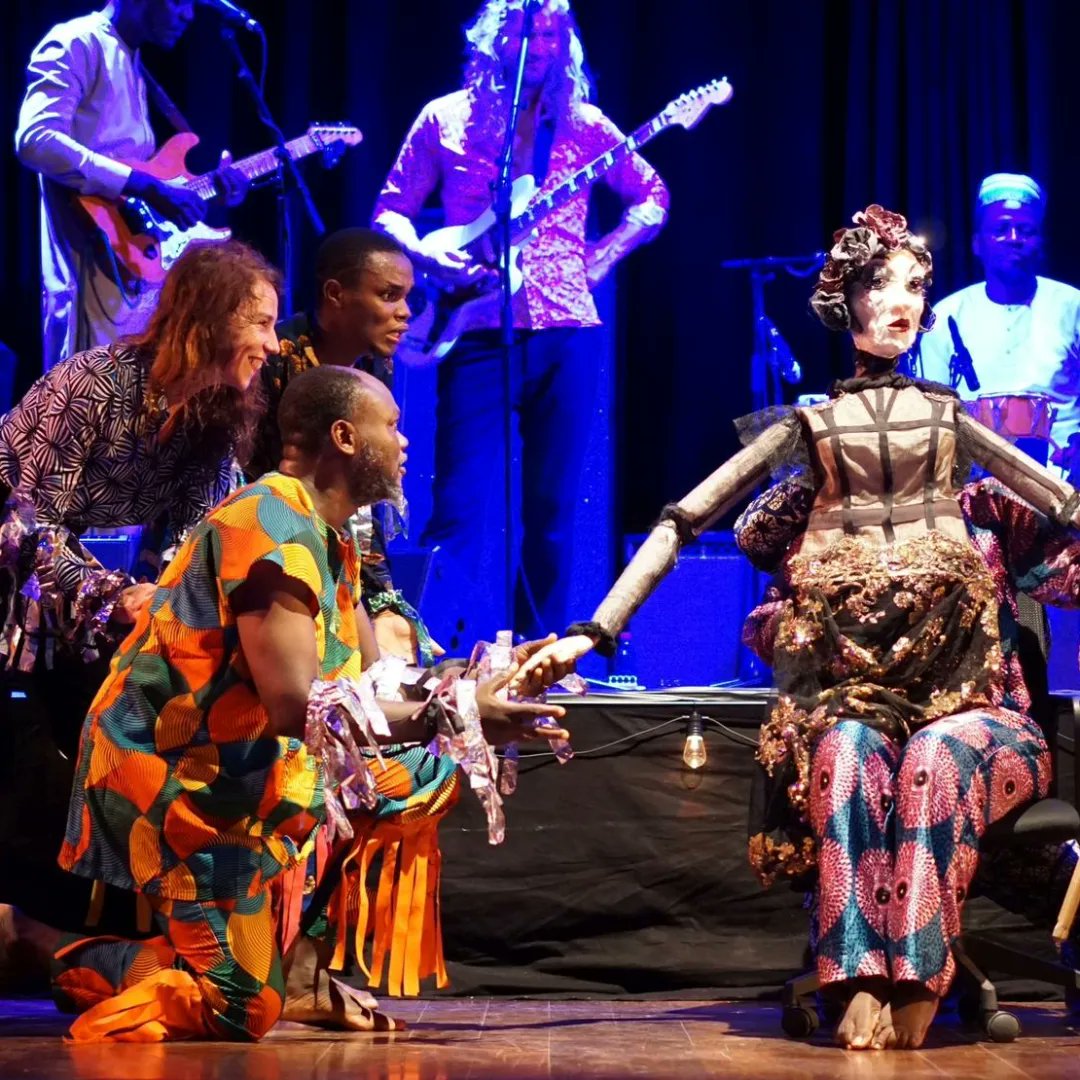 dramanef572's tweet photo. [LE BAL POUSSIÈRE MARIONNETTIQUE]
Nous l'avons fait grâce à vous. Merci. Merci à Institut français du Bénin , Institut français , Fab Ifb , Les Anges au Plafond , Camille Trouvé... LE BAL POUSSIÈRE MARIONNETTIQUE c'était grâce à VOUS. 
Retour en images 
📸 Andréas Bekerman https://t.co/KXcdqyXu8e