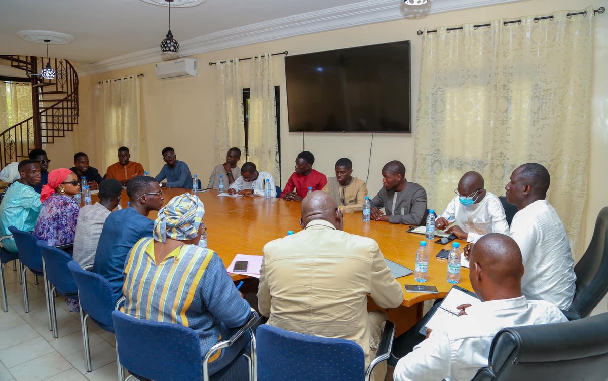 CommissionSoci2's tweet photo. Ce 24 juin, la Com-Soc a eu le plaisir de rencontrer le nouveau DG du CROUS, Dr Diop, et son équipe, une occasion saisie par la structure représentative pour rappeler à l'autorité les urgences et les défis qui doivent être relevés pour de meilleures conditions d vie des étudiants https://t.co/NjXl0htaBL